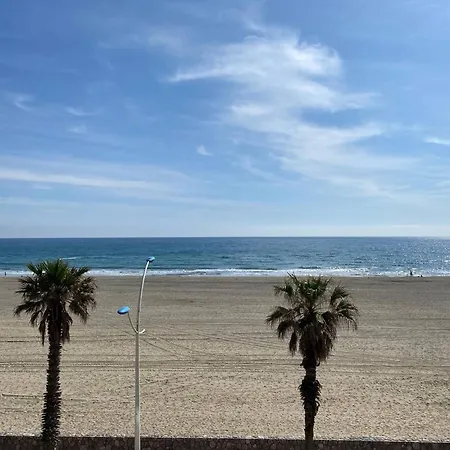 Grand 2 Pieces Avec Terrasse Face A La A * Canet-en-Roussillon